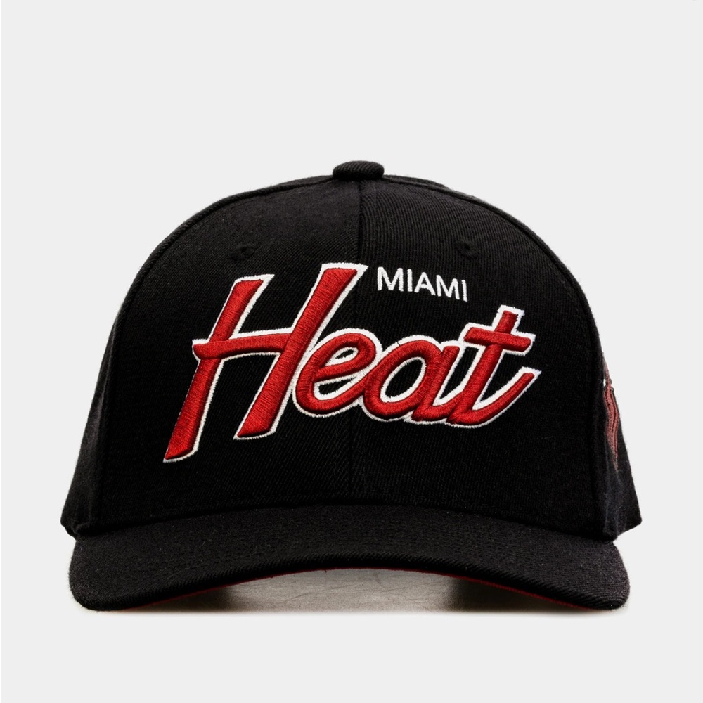 NWT! OFFICIALLY LICENSED NBA MIAMI HEAT TEAM SNAPBACK